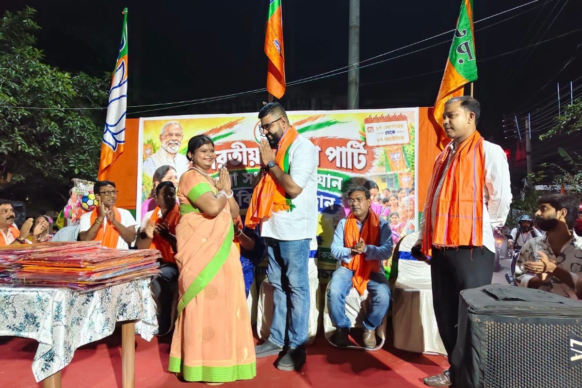 Attended the Cloth Donation Ceremony at Kestpur Mission Bazar, Ward 26, BMC, organized under the leadership of our Shakti Kendra Pramukh Pinki Di