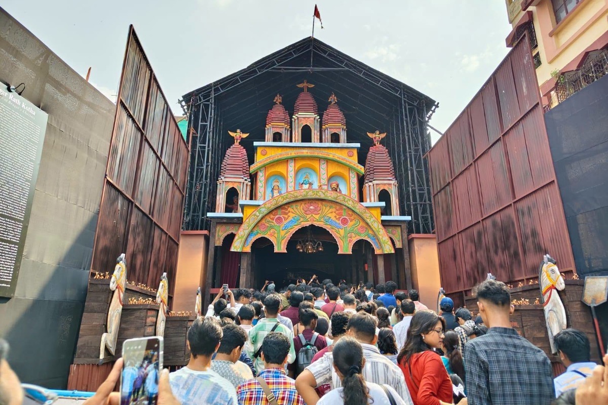 The Chariot of Bengal: Dumdum Park Bharat Chakra – A Spectacular Durga Puja Attraction