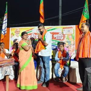 Attended the Cloth Donation Ceremony at Kestpur Mission Bazar, Ward 26, BMC, organized under the leadership of our Shakti Kendra Pramukh Pinki Di - Photo 1