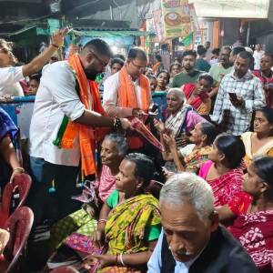 Attended the Cloth Donation Ceremony at Kestpur Mission Bazar, Ward 26, BMC, organized under the leadership of our Shakti Kendra Pramukh Pinki Di - Photo 5