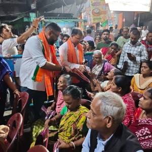 Attended the Cloth Donation Ceremony at Kestpur Mission Bazar, Ward 26, BMC, organized under the leadership of our Shakti Kendra Pramukh Pinki Di - Photo 6